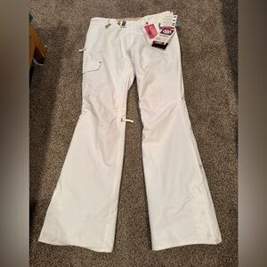 686 women’s insulated infinity White Flared Ski Pants size medium new with tags